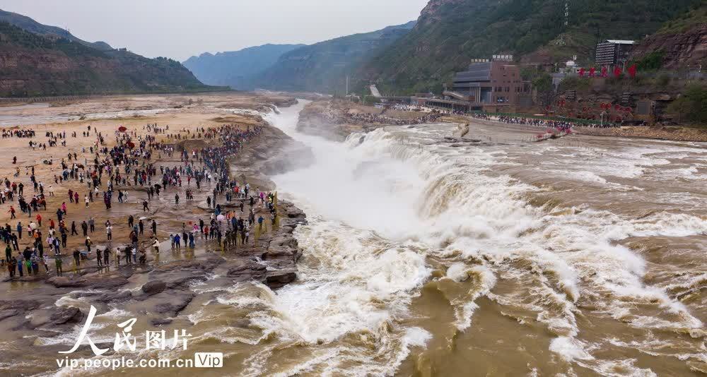 山西吉县：黄河壶口瀑布醉游人