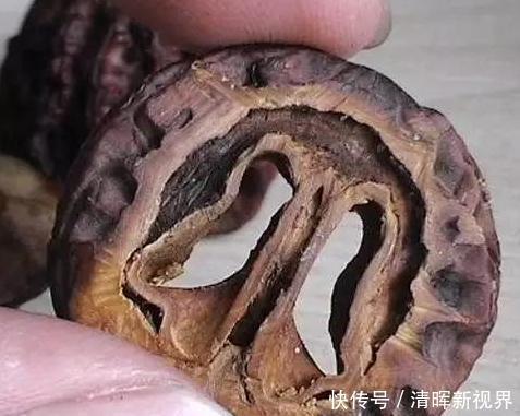 文玩核桃整个的很常见,但您见过切开来盘玩的吗