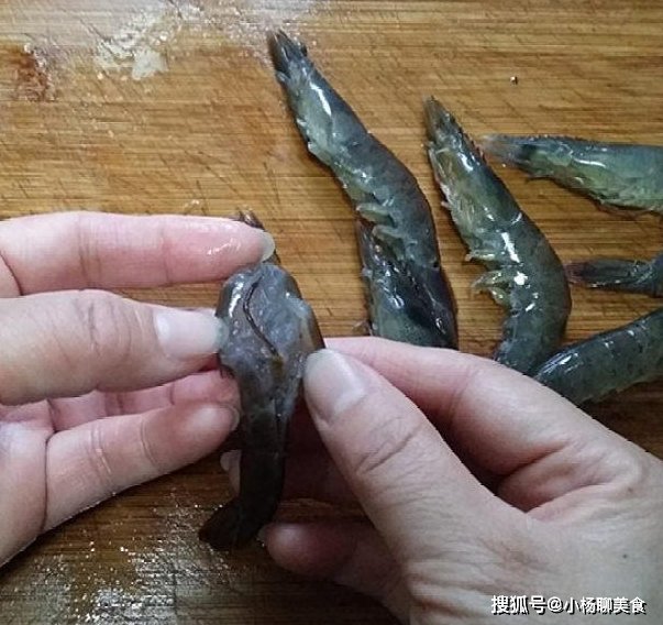 水煮虾|吃虾时，要不要将虾线去掉？20年渔民教我，以后不要再弄错了！