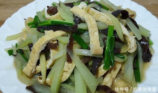 倒入|佛手瓜最健康的吃法,不煮汤不炒肉,出锅又香又下饭,真解馋