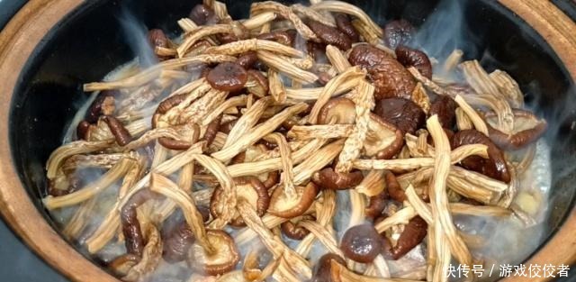 鸡肉这样做太好吃了,不炒不炸扔锅里简单一做,出锅一会被扫光!