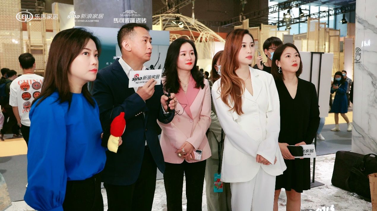 岩板|岩板界的天花板 突破设计想象!新浪主编团携设计师文雪打卡马可波罗岩板展馆