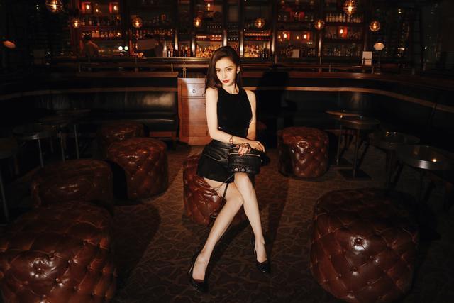 Angelababy真是“最美辣妈”,黑色暗花吊带配短裙酷炫霸气,真美