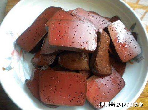 炒猪血时，直接下锅炒就错了！多做1步，猪血无腥味，还香嫩好吃