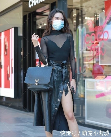 恨天高 黑色上衣裹上一层纱网魅力十足,搭配一双“彩虹”恨天高美女打扮有点过头了