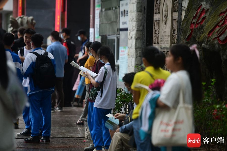 高考首日开考前 三亚考生在考场外“临阵磨枪”|原创组图 | 高考