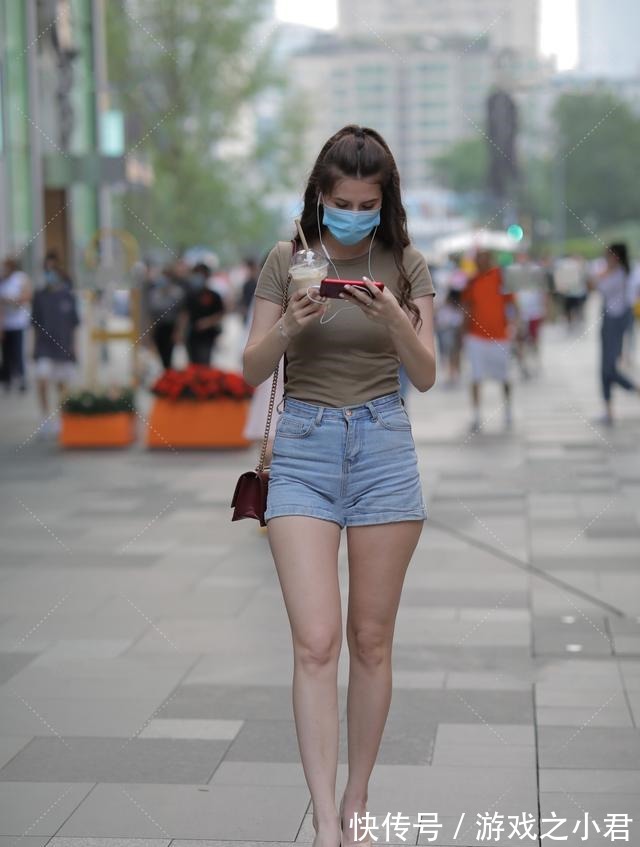 简约 简约休闲装搭配浪漫长卷发,精致优雅的气质名媛造型!