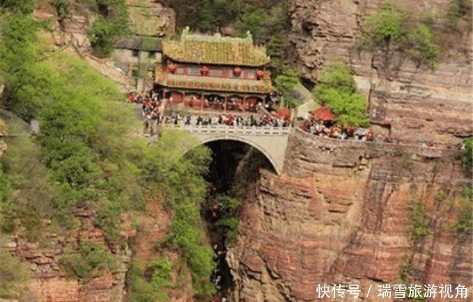 苍岩山上有三座石拱桥，两座桥上有楼殿，是山上最出名的景点