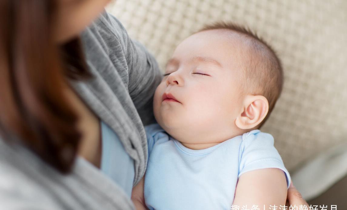 妈妈|宝宝睡醒后通常会有3种表现,若是最后一种,妈妈就偷着乐吧