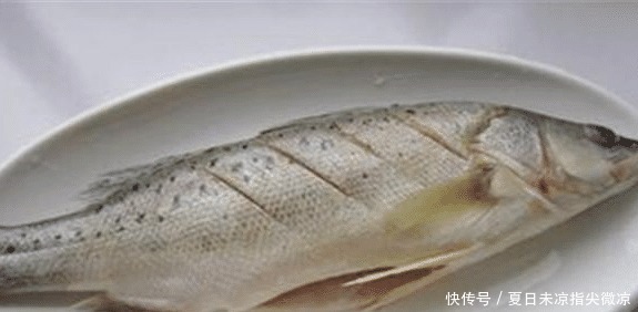 清蒸鲈鱼时,这一步很关键,否则,蒸出的鲈鱼不滑嫩!