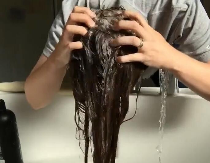 头皮|头发应该几天洗一次呢很多人都做错了头发只会越掉越多