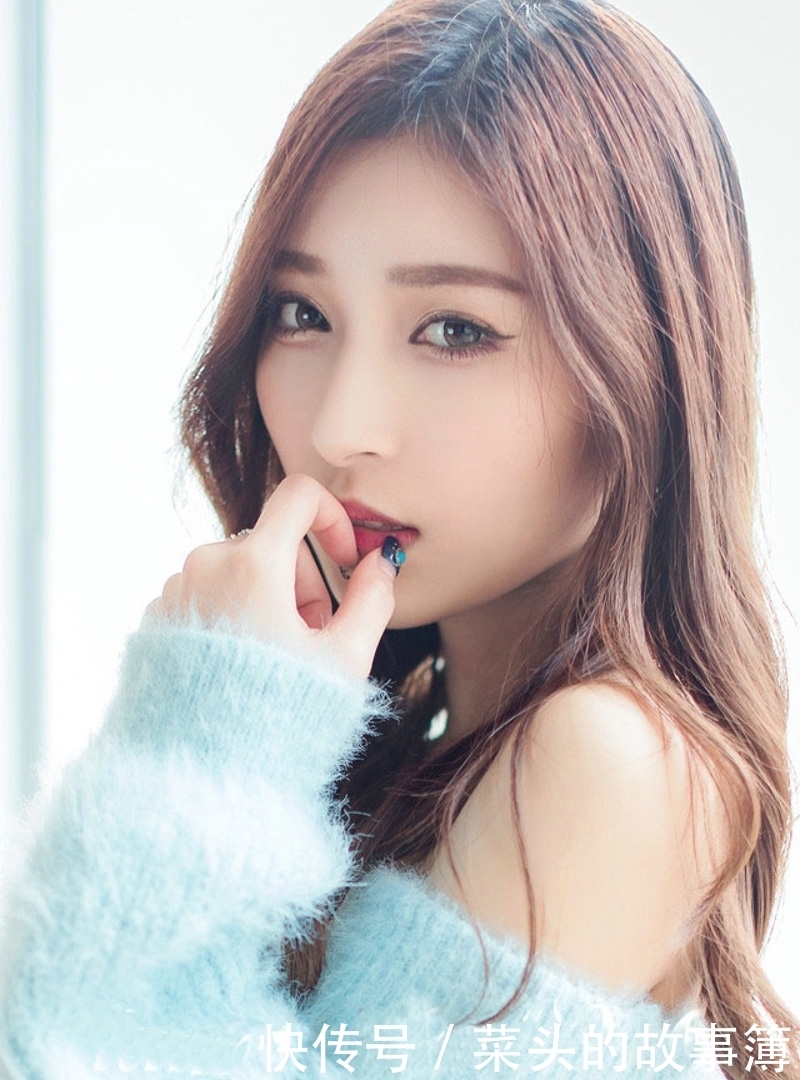 衬托|唯美的紧身牛仔裤美女,五官精致,衬托优美的线条!