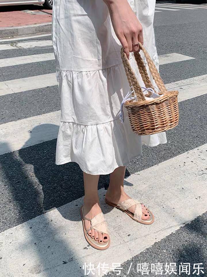 拖鞋 这几双拖鞋清凉不闷脚,精致蝴蝶结点缀,很有视觉看点