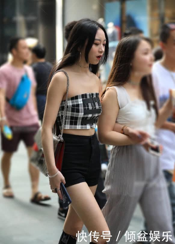 街拍美女小姐姐一件格子抹胸搭牛仔短裤,搭配半膝袜时尚度满分