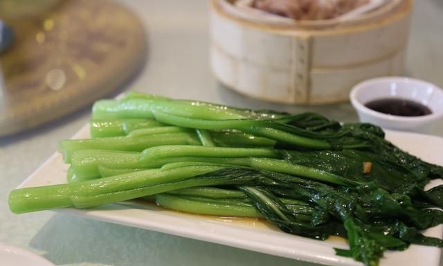 带着儿子喝早茶，112元吃一桌，网友：最后一道给钱也不吃！