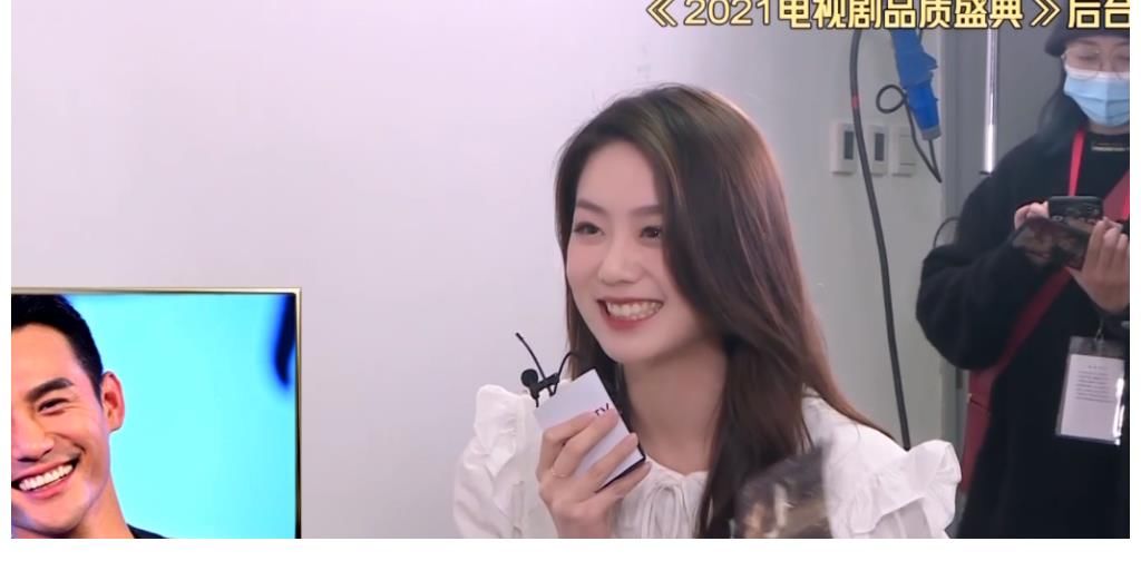 拿过主持人比赛冠军，后加盟芒果台，成《你好星期六》见习班成员