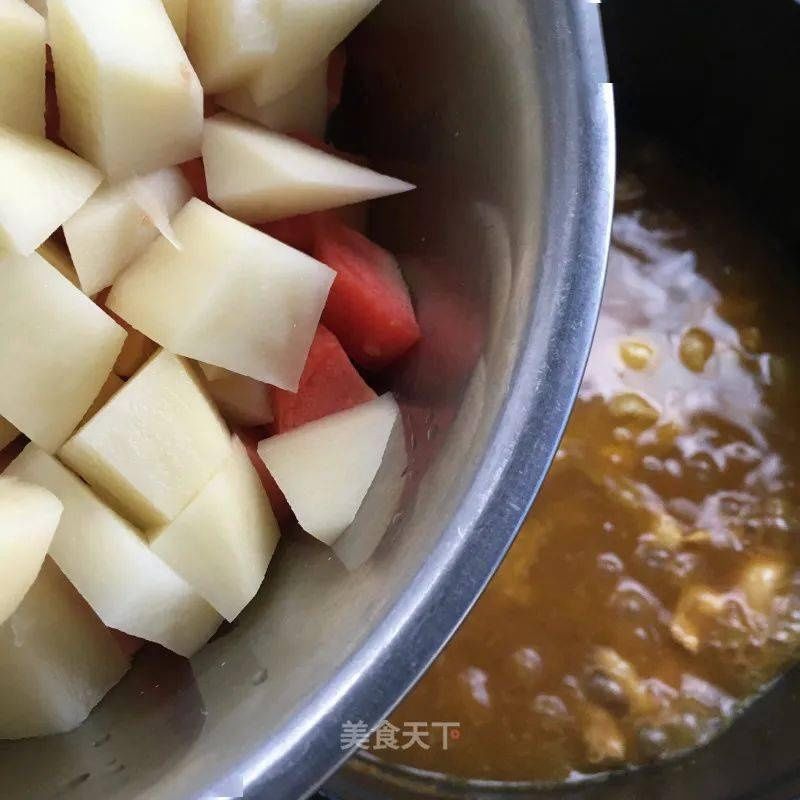 咖喱鸡肉炖土豆盖饭：汤汁拌饭太香了！|每天一道团圆菜 | 汤汁