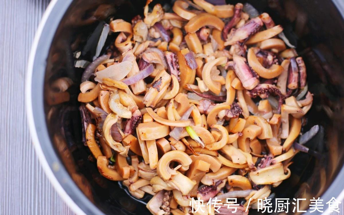 高压锅|鱿鱼和五花肉搭配做成汤，鲜美滋补又好喝，做一锅，全家都能喝