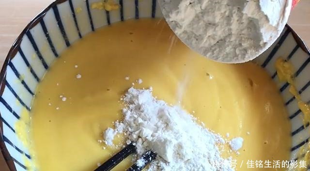 蓬松|玉米面最好吃做法,手不沾面,开水一烫,蓬松暄软,比面包还好吃
