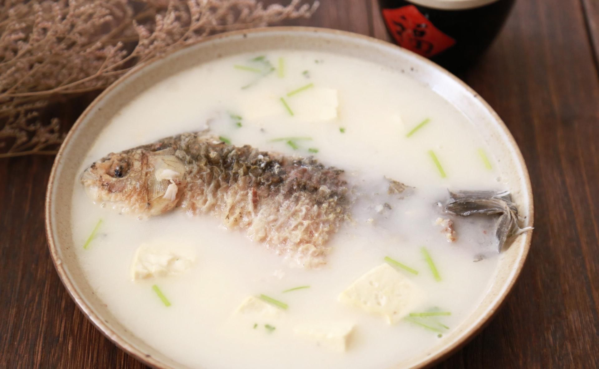 热水|做鲫鱼汤时，用冷水还是用热水？掌握一招，汤汁奶白无腥味，好喝