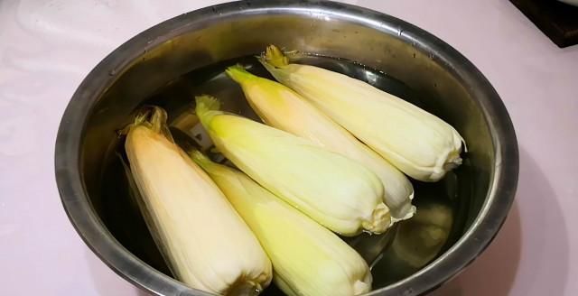 煮玉米,只加清水煮就错了,多加2勺“它”,玉米香嫩清甜更好吃