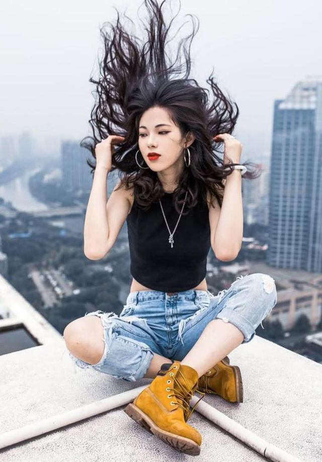 紧身牛仔裤 小姐姐穿紧身牛仔裤,勾勒出腿部曲线,显得小姐姐身材非常火辣