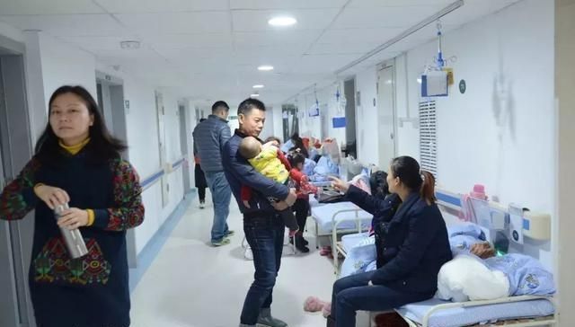 妈妈们|宝宝鼻孔都被鼻屎堵住,吃奶没法呼吸,医生告诉妈妈正确方法