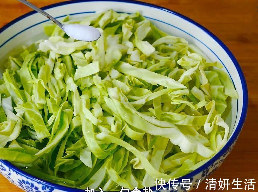 炒包菜,切记不要直接下锅炒!很多人一直做错了,难怪出锅不好吃