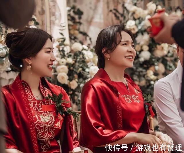 素雅|婚礼上婆婆丈母娘高调走红毯,穿红色旗袍比美,把新娘风头都抢了