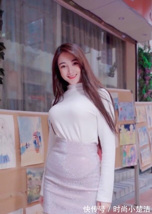 高雅|白T恤搭上银色短裙,穿出都市范,美得很高雅