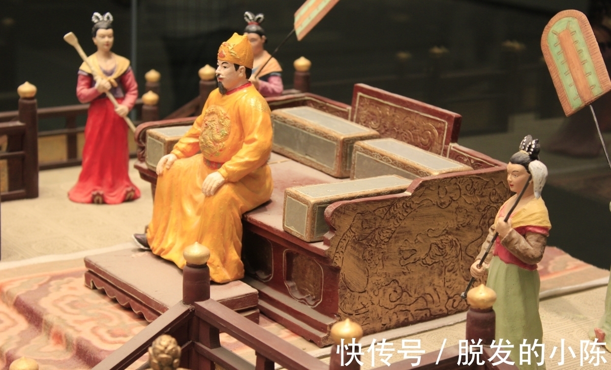 这首诗|杜甫为官时值夜,写了一首五言名篇,寓意深刻耐人寻味