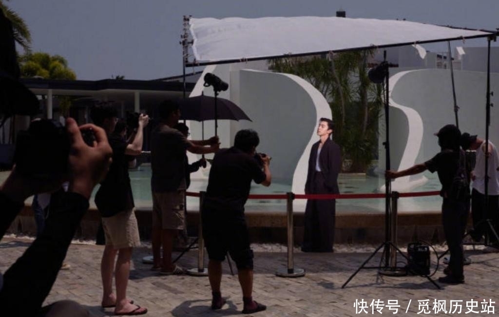 邓伦凌晨3点开工拍摄,手臂肌肉线条明显,