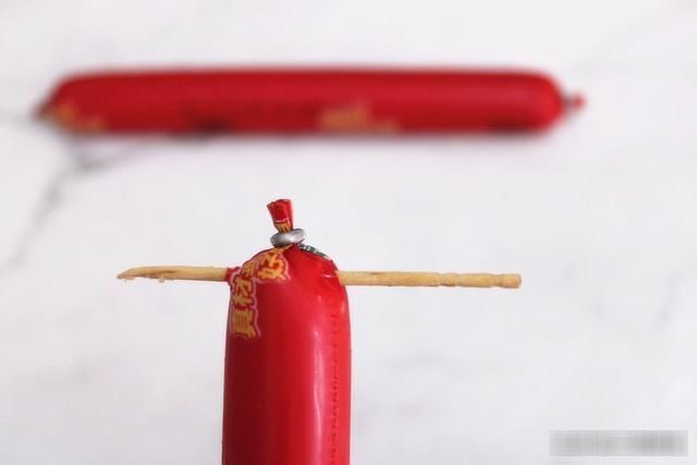 外皮|吃了这么久火腿肠,才知道按一下这地方,外皮一碰就开了,真简单