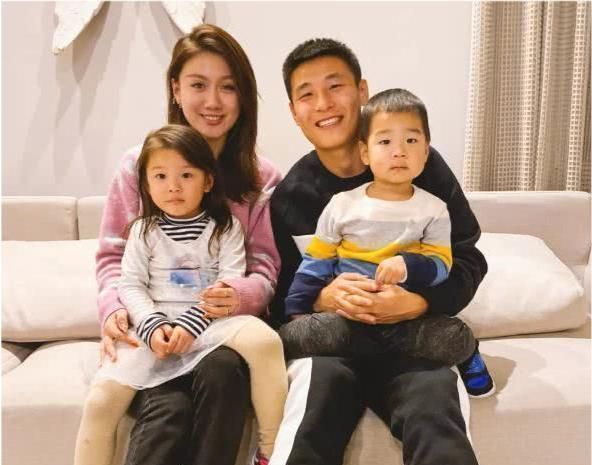 首发|破案了!韦世豪不能踢首发,李铁比球迷懂太多,武磊进球献给媳妇