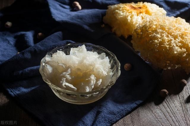 天冷干燥，女人要多吃它，煮成汤鲜甜浓稠，胶质满满，养颜又解馋