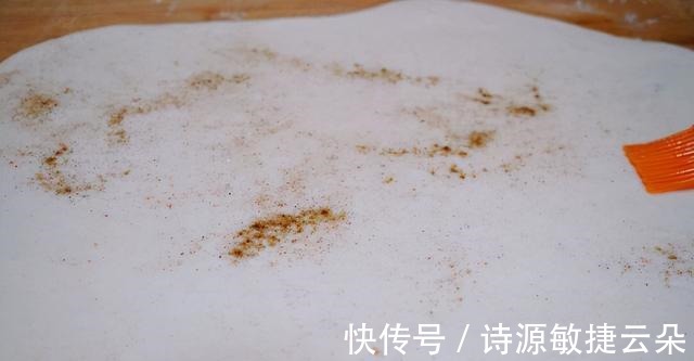 豆角炖肉再焖点小卷子,卷子浸满汤汁,豆角炖得也香,超级惬意!