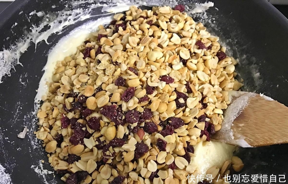 儿子爱吃牛轧糖不用花钱买,自己在家就能做,简单好做无添加