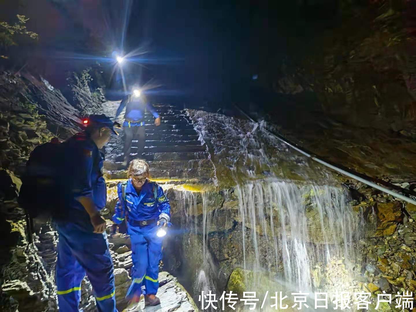 悬崖|不看天气预报冒雨爬山，9人被困房山“十八崖”