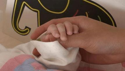 孩子|娃娃出生后只顾着笑,奶奶一巴掌将孩子打哭,医生却夸赞打得对