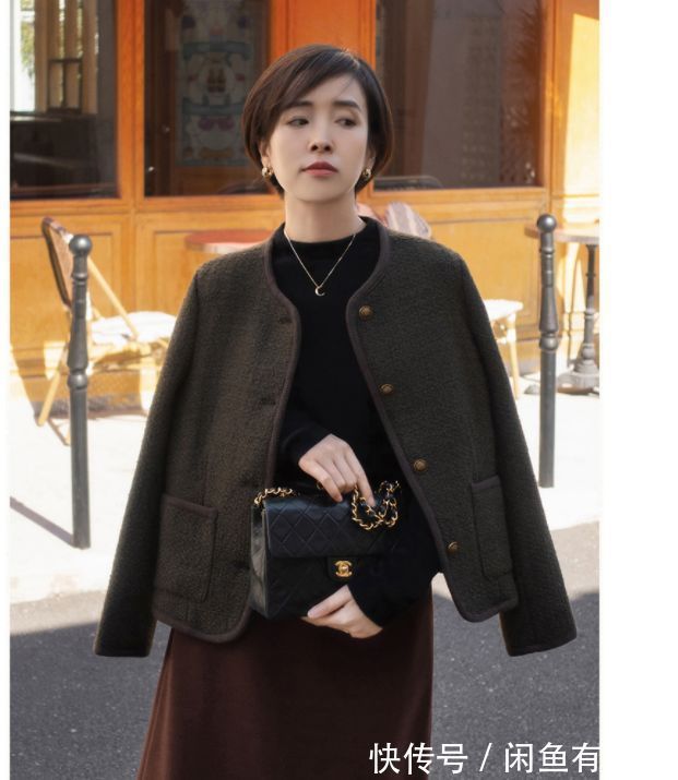 女人 女人到了中年,都该拥有一件“小香风外套”,搭裙子裤子都显气质