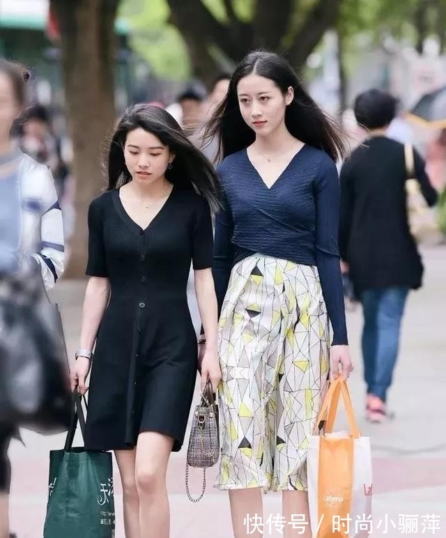 针织半身裙 V领针织半身裙,气质动人,清新自然