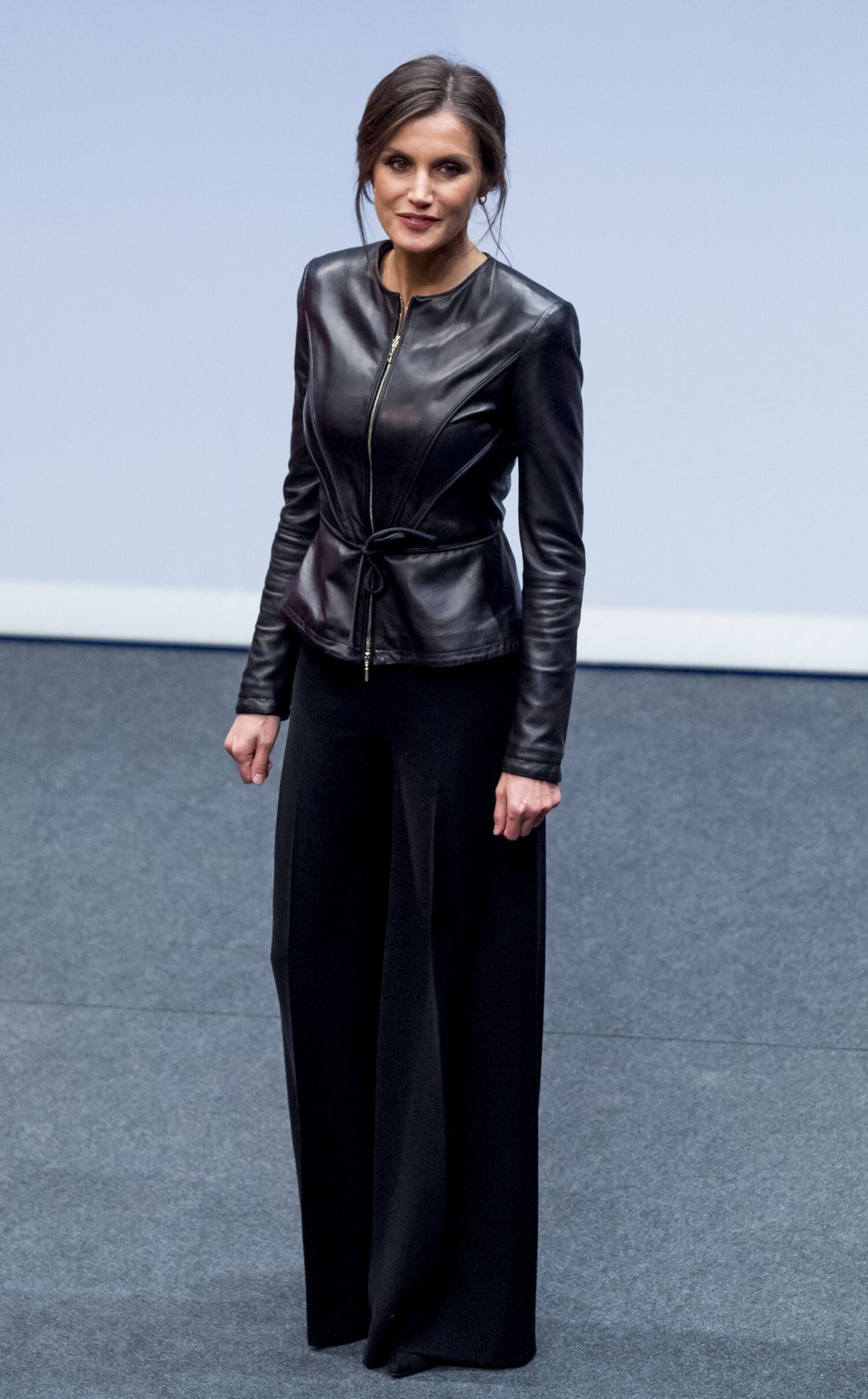 专业感|西班牙王后示范皮质服装的通勤穿搭, 将摇滚风皮裙穿得又飒又知性