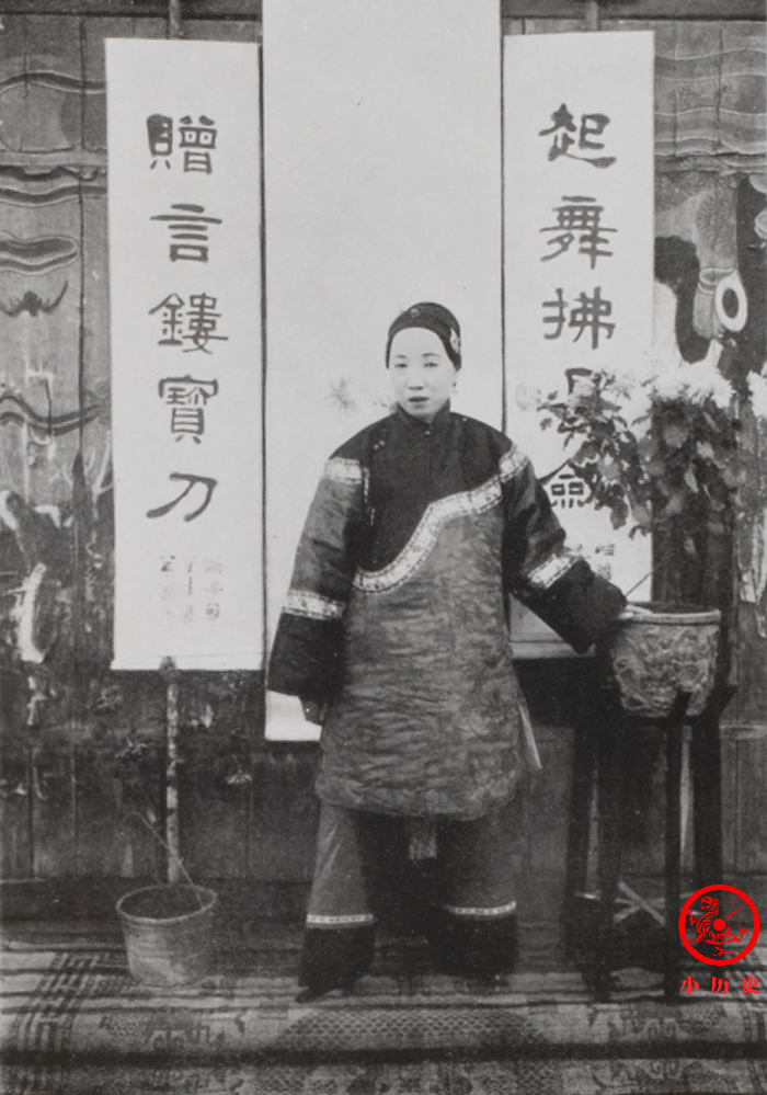 知州大人#晚清老照片:“丐帮”帮主全身挂满垃圾,知州大人派头十足