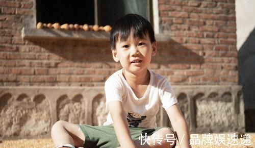 妈妈带9岁儿子参加同学聚会，回家后想看合照，发现已被踢出群聊