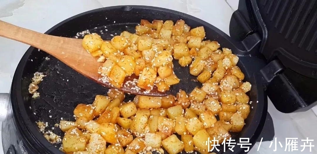 土豆又出新吃法,教你简单一做,比干锅土豆做法简单,比薯条好吃