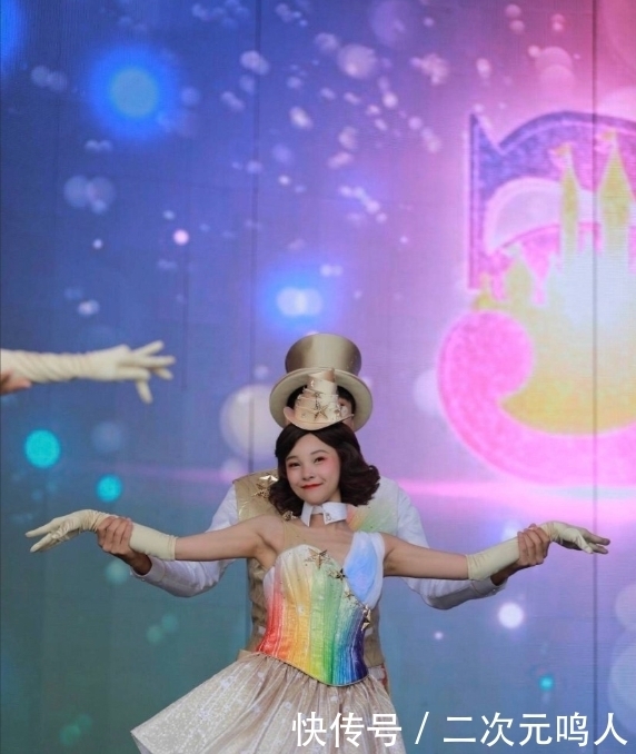 陈语嫣|杨超越的同一届好友陈语嫣现身迪士尼,两人差距太明显。