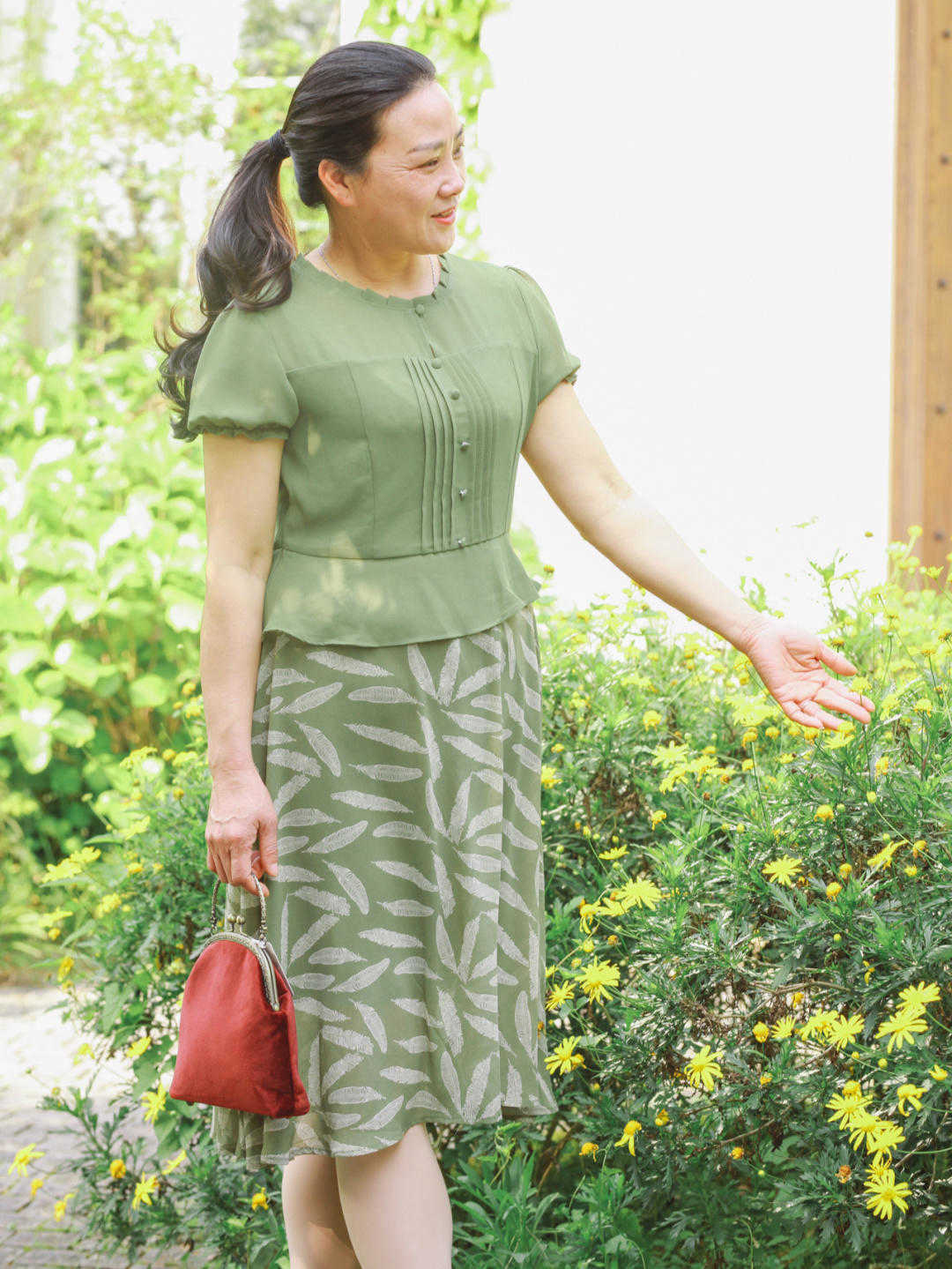 针织衫|过了50岁+的女人怎么穿?学会这几个搭配要点,让你减龄又时髦