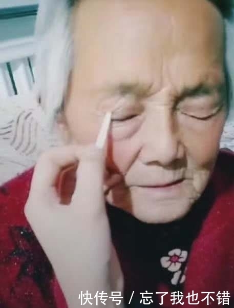 化妆|孙女帮80岁奶奶化妆圆梦,粘上双眼皮贴后,一双眼睛拯救一张脸