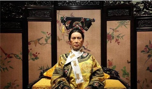 马褂|他自称慈禧后人,坚持留辫子穿马褂,因没有对象上相亲节目选皇妃