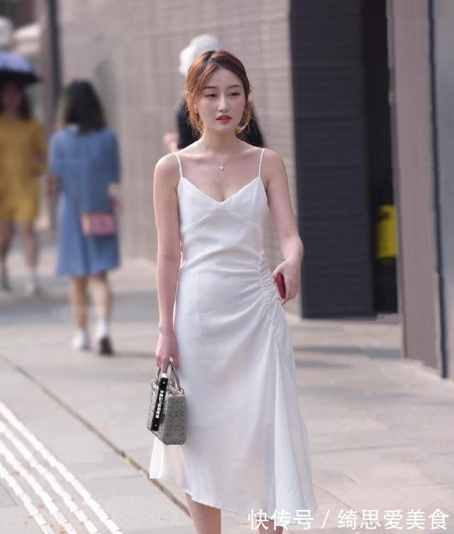 尖头高跟鞋 美女脚上穿着一双气质的尖头高跟鞋,俏皮又可爱,十分的有魅力